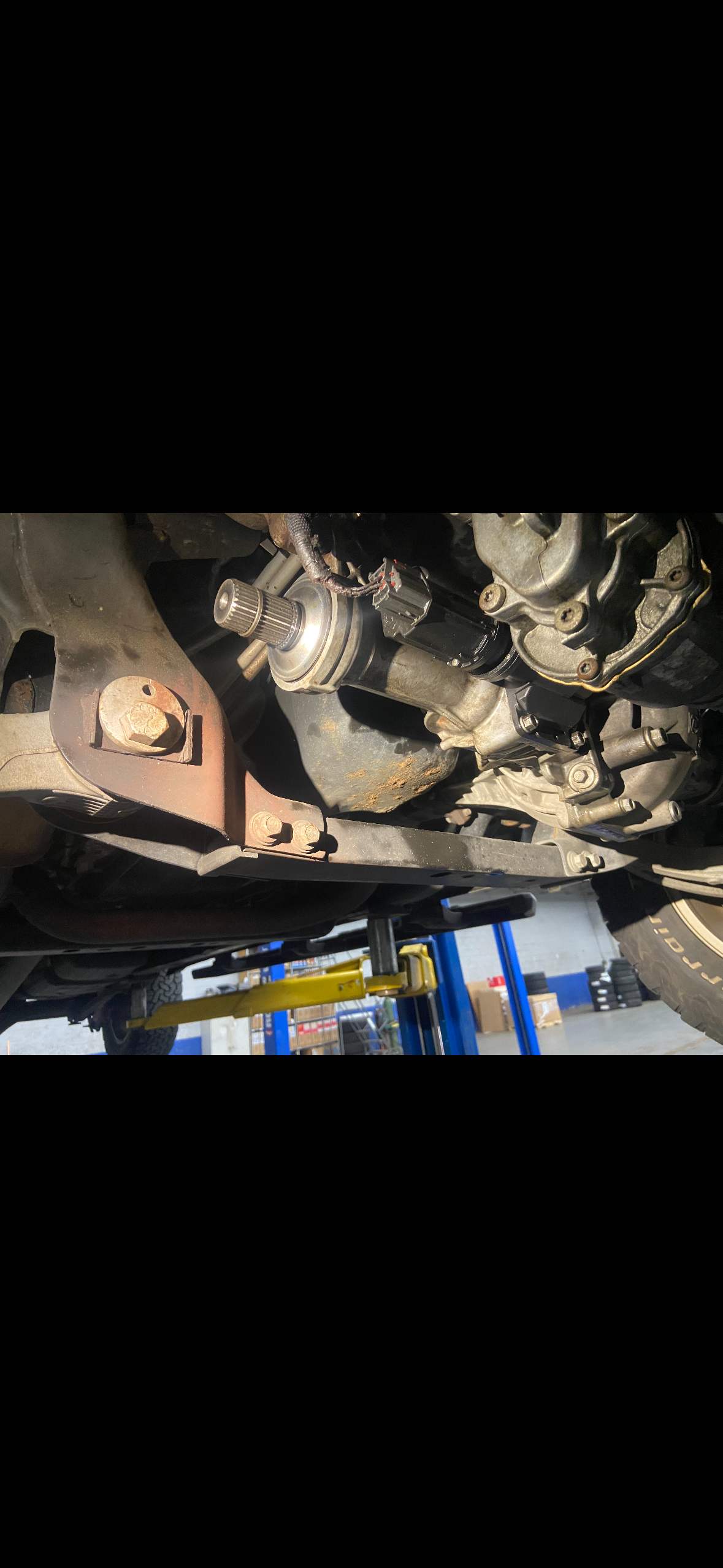 Undercarriage suspension and drivetrain inspection on lift
